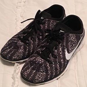 NIKE FREE RUN WOMENS SNEAKERS
